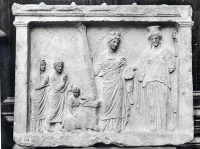 Uomo, donna e bambino davanti a un altare che offrono una scrofa in sacrificio a Demetra e Kore da Praxiteles